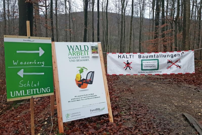Gesperrter Waldweg mit Gefahrenhinweis (Quelle: Forstamt Göppingen) Gesperrter Waldweg mit Gefahrenhinweis (Quelle: Forstamt Göppingen)