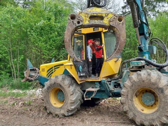 Forstfahrzeug mit Fahrer und Kindern