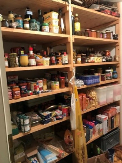 Vorratsregal Vorratsregal gefüllt mit Konserven und ähnlichem