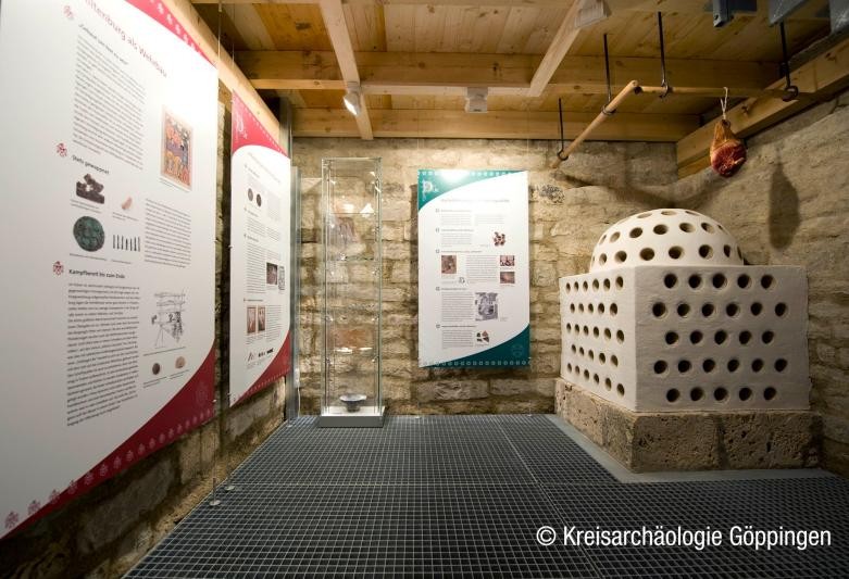 Ausstellung im Turm mit Rekonstruktion eines Kachelofens aus dem frühen 13. Jahrhundert (Foto: Kreisarchäologie Göppingen)