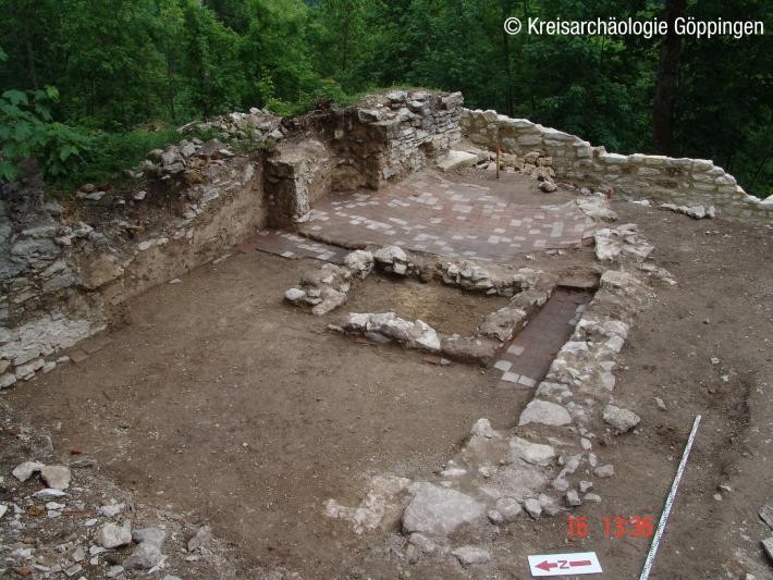 Die 2007 freigelegte Pfisterei mit Resten eines Fußbodens und Herdfundament (Foto: Kreisarchäologie Göppingen)