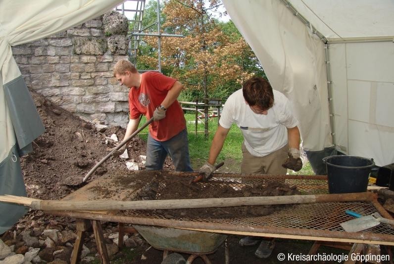 Mit Hilfe einer Siebanlage werden auch die kleinsten Fundobjekte aus dem Aushub geborgen (Foto: Kreisarchäologie Göppingen)