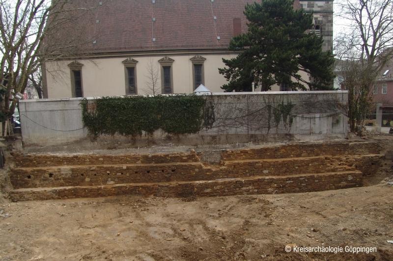 Contre-Escarpe-Mauer vor der Stadtkirche (Foto: Kreisarchäologie Göppingen)