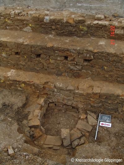 Reste der Contre-Escarpe-Mauer mit Brunnen aus der Zeit nach 1782 (Foto: Kreisarchäologie Göppingen)