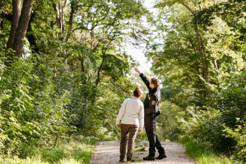 Förster mit Privatwaldbesitzerin im Wald