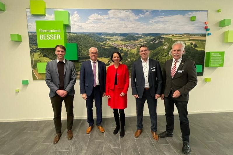 Gruppenbild im Foyer des Landratsamtes