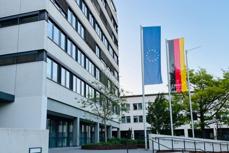 Wehende Europaflagge mit der Bundesflagge vor dem Landratsamt Göppingen