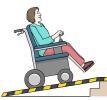 eine Frau im Rollstuhl fährt eine Rampe hoch