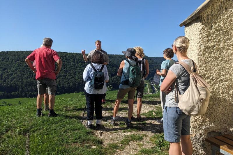 Förster Elsenhans mit Interessierten bei der Führung Leimberg