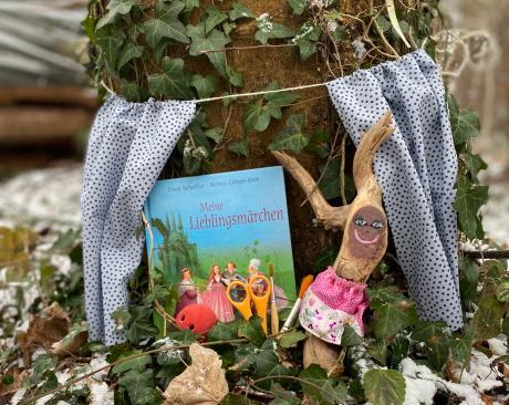 Theaterkulissen-Miniatur an einem Baum