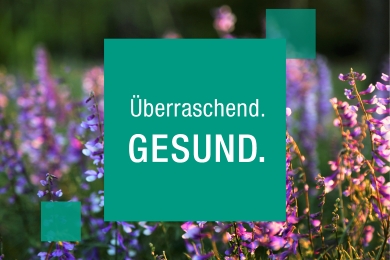 Blumenfeld mit Überraschend. Gesund. Claim