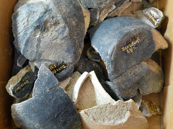 Keramikbruch aus einem merowingerzeitlichen Töpferofen im „Hinteren Brühl“ in Donzdorf (Foto: Kreisarchäologie)
