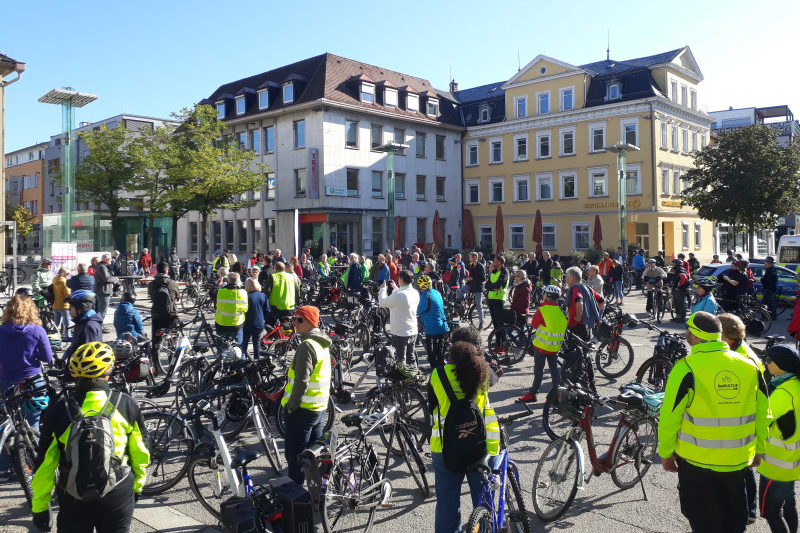 Radelnde auf dem Marktplatz Göppingen