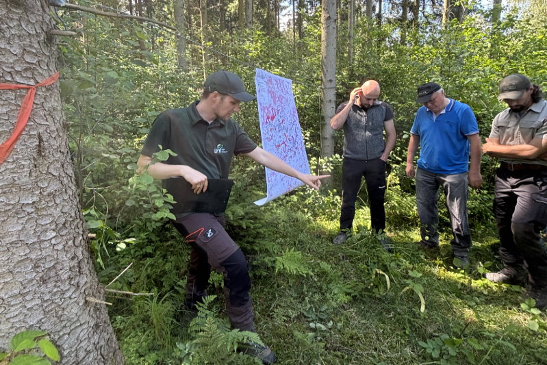 Förster mit Privatwald-Tag-Teilnehmern