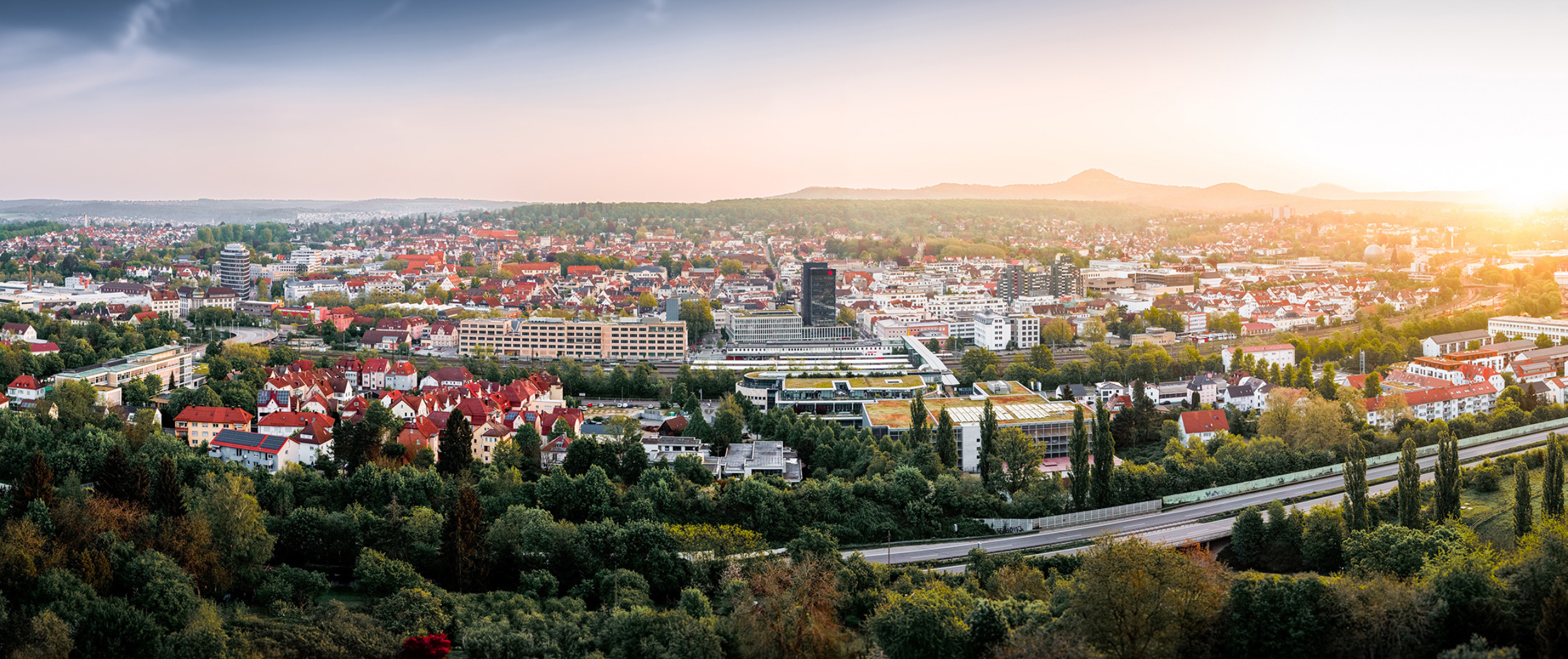 Stadt Göppingen im Morgenlicht, im Hintergrund die Drei Kaiserberge