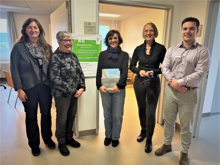 Gruppenbild von Mitarbeiter*innen des Gesundheitsamtes bei der Eröffnungsveranstaltung der Beratungsangebote in Geislingen