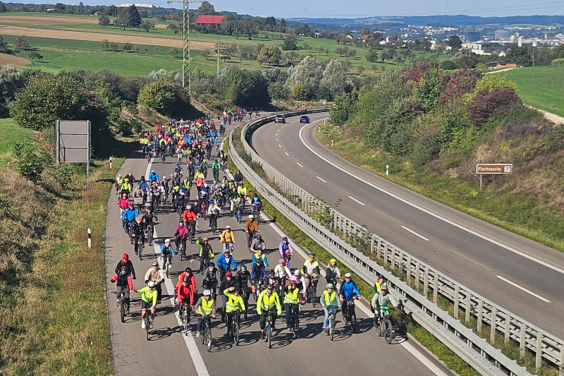 Radelnde auf einer Bundesstraße