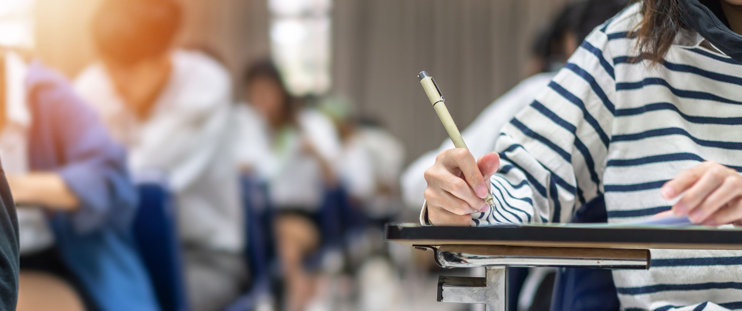 Kinder sitzen in der Schule und schreiben.