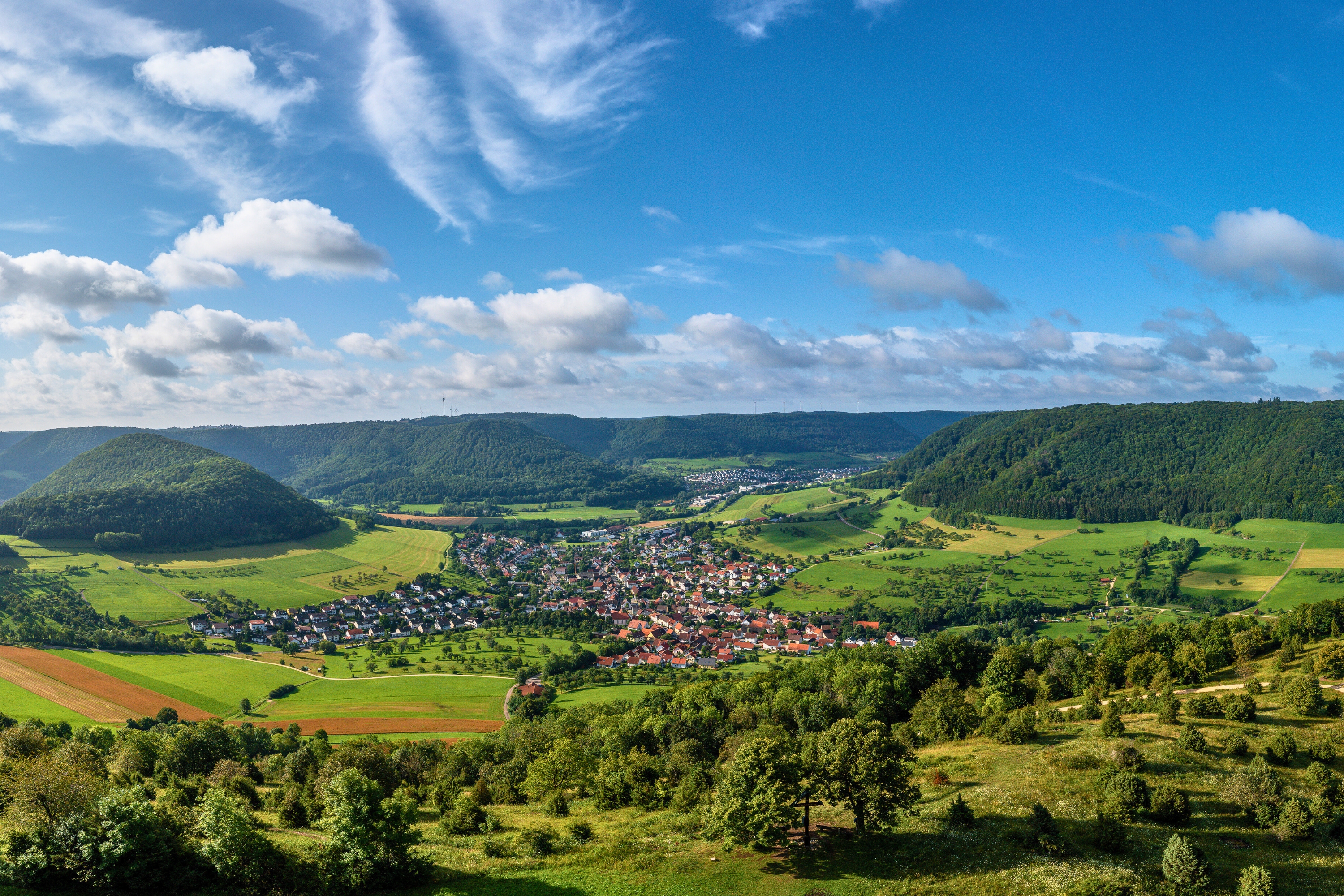 Oberes Filstal mit Bad-Überkingen, Hausen und dem Weigoldsberg Luftbild vom oberen Filstal mit Bad-Überkingen, Hausen und dem Weigoldsberg