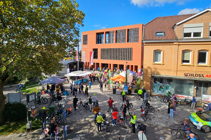 Radelnde auf dem Schlossplatz Eislingen