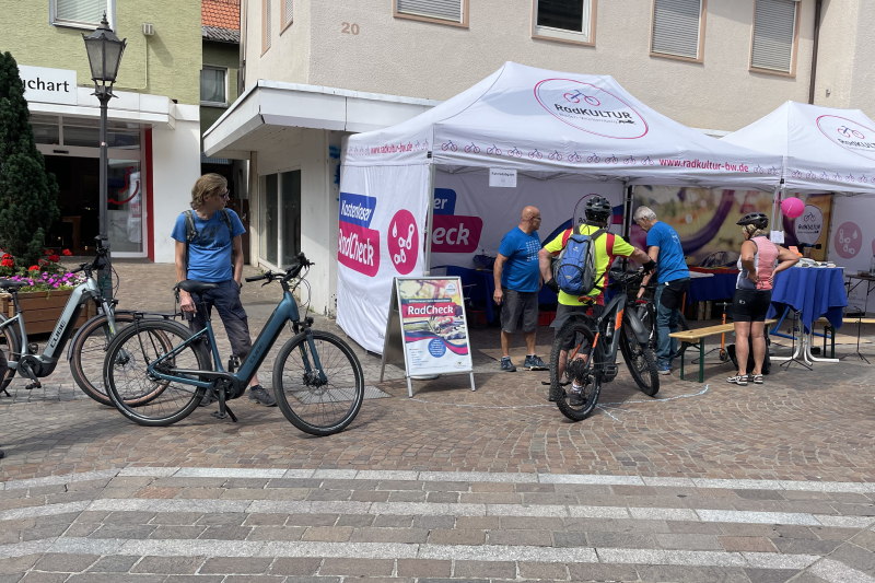 Radfahrerinnen und Radfahrer lassen Ihr Rad prüfen