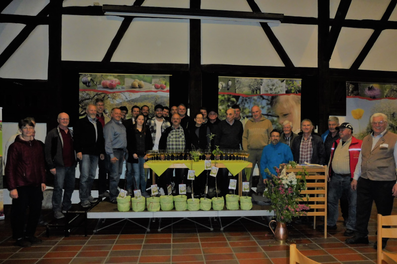 Gruppenbild der Teilnehmerinnen und Teilnehmer der überregionalen Mosterverkostung