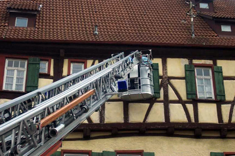 Anleiterübung mit der Drehleiter der Feuerwehr an einem Wohnhaus 