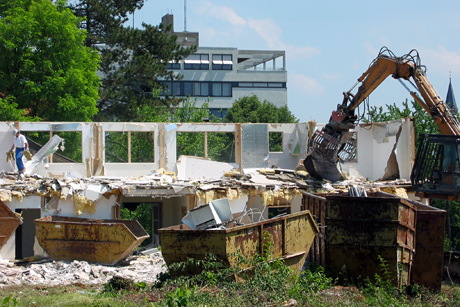 Beispielfoto Abbruch eines Gebäudes mit einem Bagger