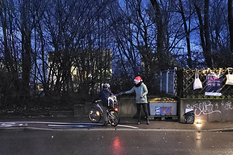 Schokolade wird einem radfahrenden Schüler überreicht