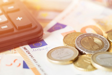 Finanzen Euro-Scheine, Münzen und ein Taschenrechner