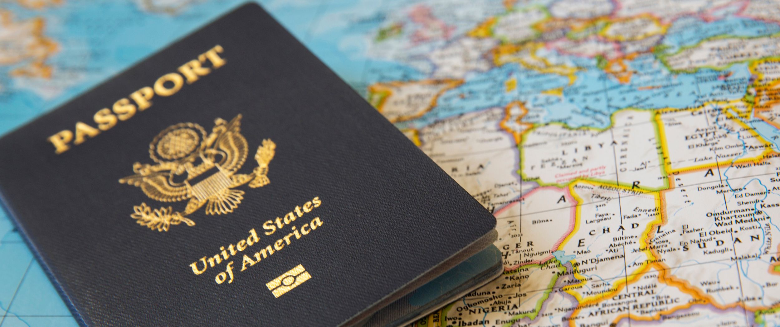 Ausländischer Pass liegt auf einer Weltkarte