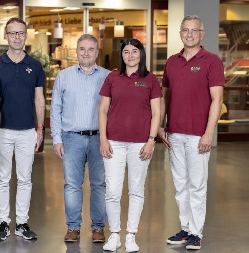 Gruppenbild der Allgemeinmediziner Dr. Eisele, Dr. Kempter sowie Herr Lux zusammen mit der Praxismanagerin Frau Korkmaz (von links nach rechts)).