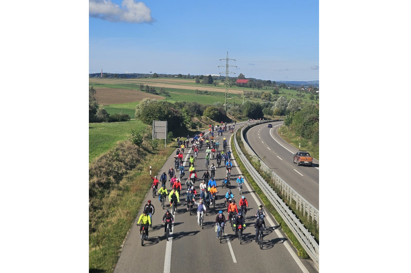 Radelnde auf einer Bundesstraße