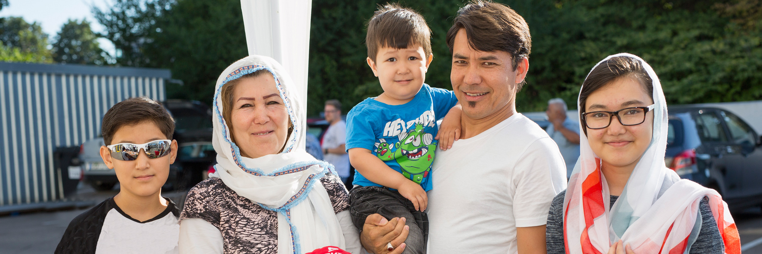 Geflüchtenden-Familie mit Familienmitgliedern in unterschiedlichem Alter