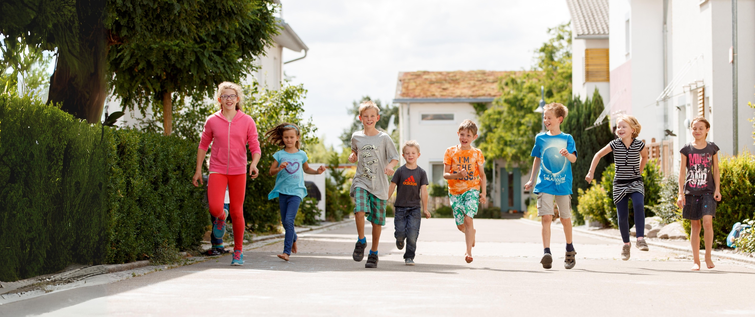 Kinder rennen auf einem Weg