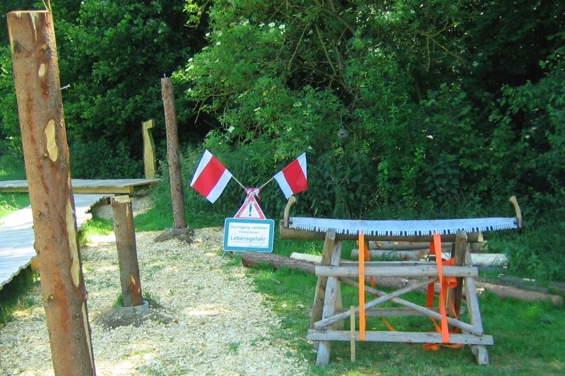 Waldparcours mit Säge und Warnschild, Bildquelle: Forstamt Göppingen