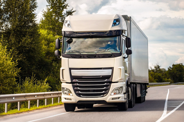 LKW fährt auf einer Bundesstraße