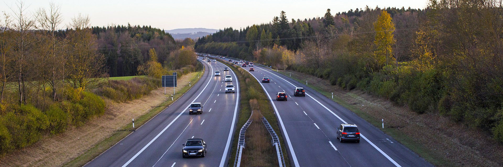 Verkehr auf einer Bundesstraße