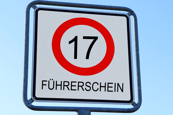Schild mit der Aufschrift: Führerschein 17