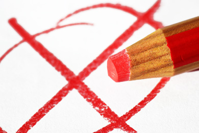 Wahl Roter Stift hat ein Kreuz auf ein Blatt Papier geschrieben