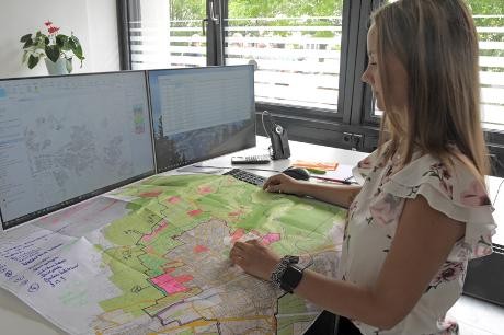 Michelle Schmid, Mitarbeiterin in der GIS-Stelle des Landratsamts Göppingen, arbeitet mit dem Geoinformationssystem.