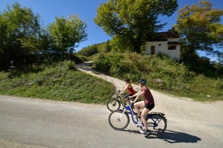 Zwei Radfahrerinnen an der Reiterleskapelle